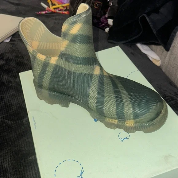 Burberry Green and Yellow Plaid Rain Boots - resources.we-bc.ca display picture 3